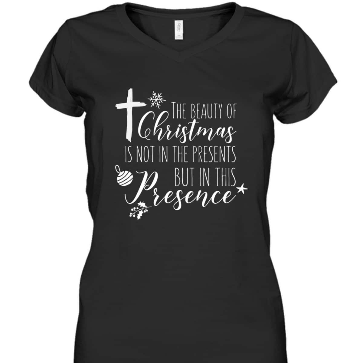 Christian Christmas Cross Religious The Beauty Of Christmas Is Not In The Presents T-Shirt Christian Christmas Cross Religious The Beauty Of Christmas Is Not In The Presents T-Shirt